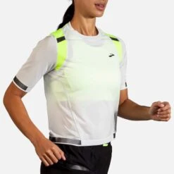 Brooks | Women's Carbonite Short Sleeve 11 Brooks | Women's Carbonite Short Sleeve -Run4It Shop 221495052 F brooks carboniteshortsleeve modelrun