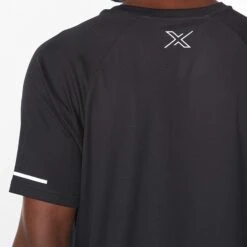 2XU | Men's Aero Tee - Black -Run4It Shop MR6557ablksrf M aerotee detailback